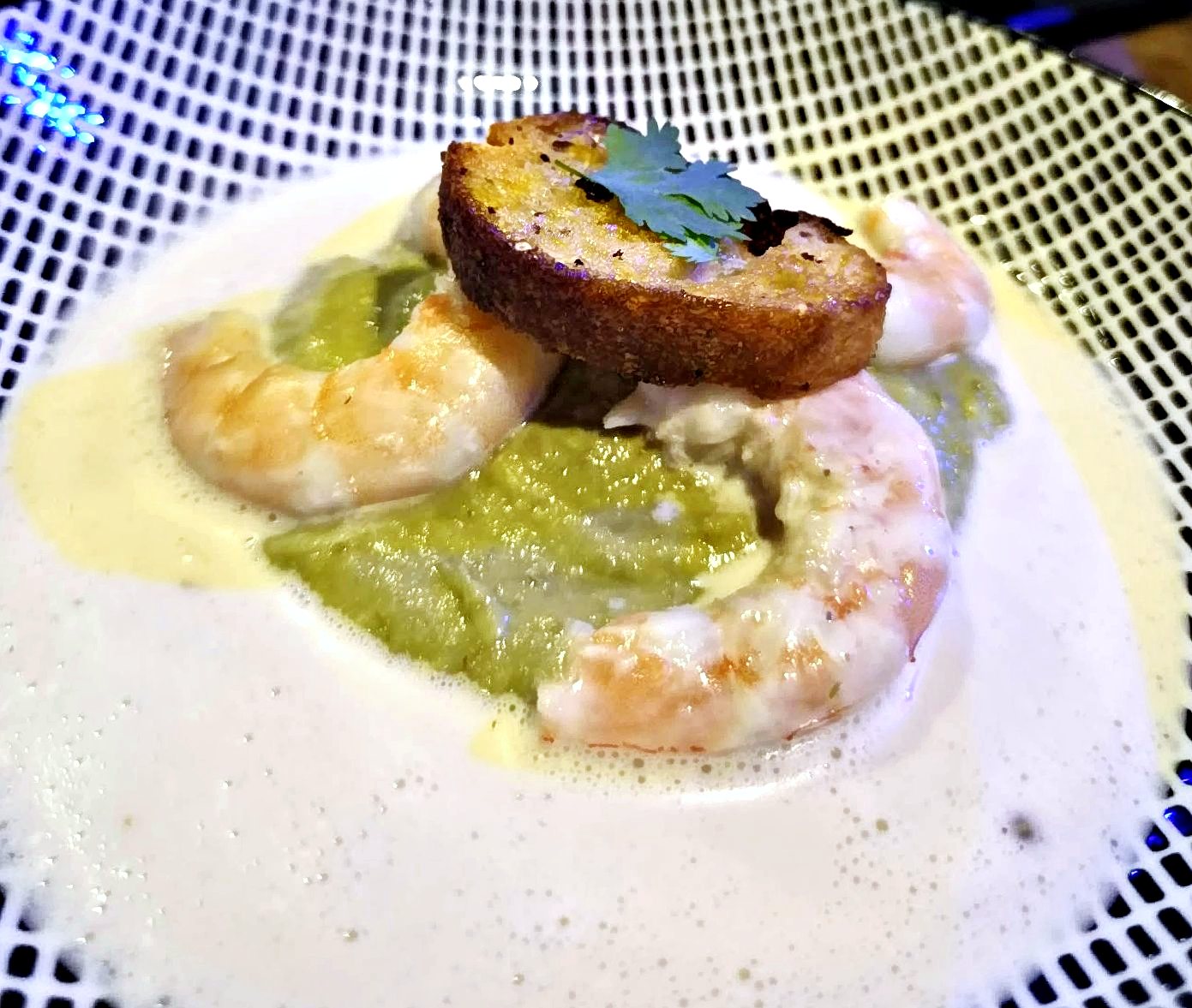 Des crevettes, une sauce mousseuse