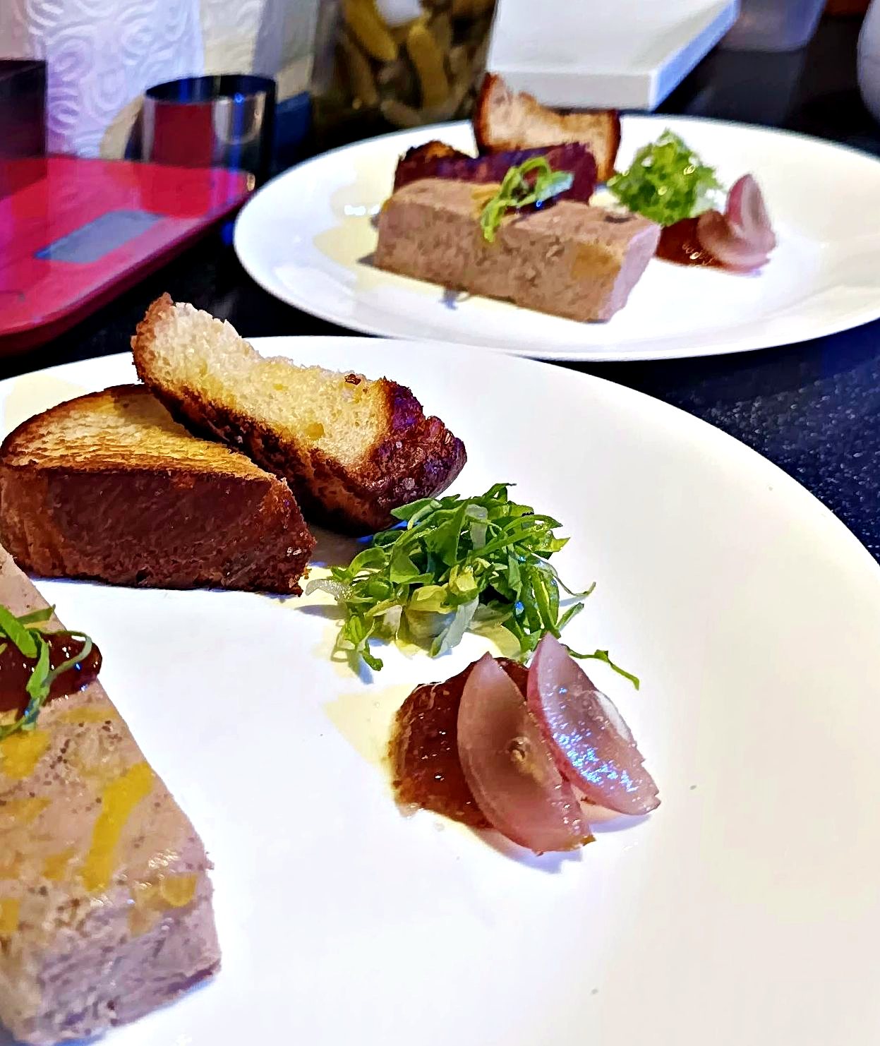 Une terrine et son pain grillé