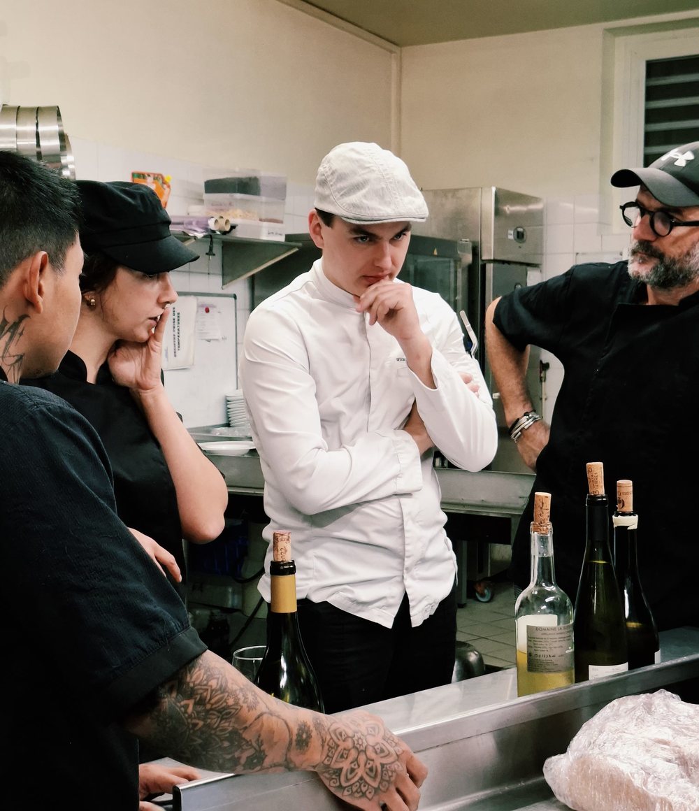 La brigade réunie en cuisine, autour du passe