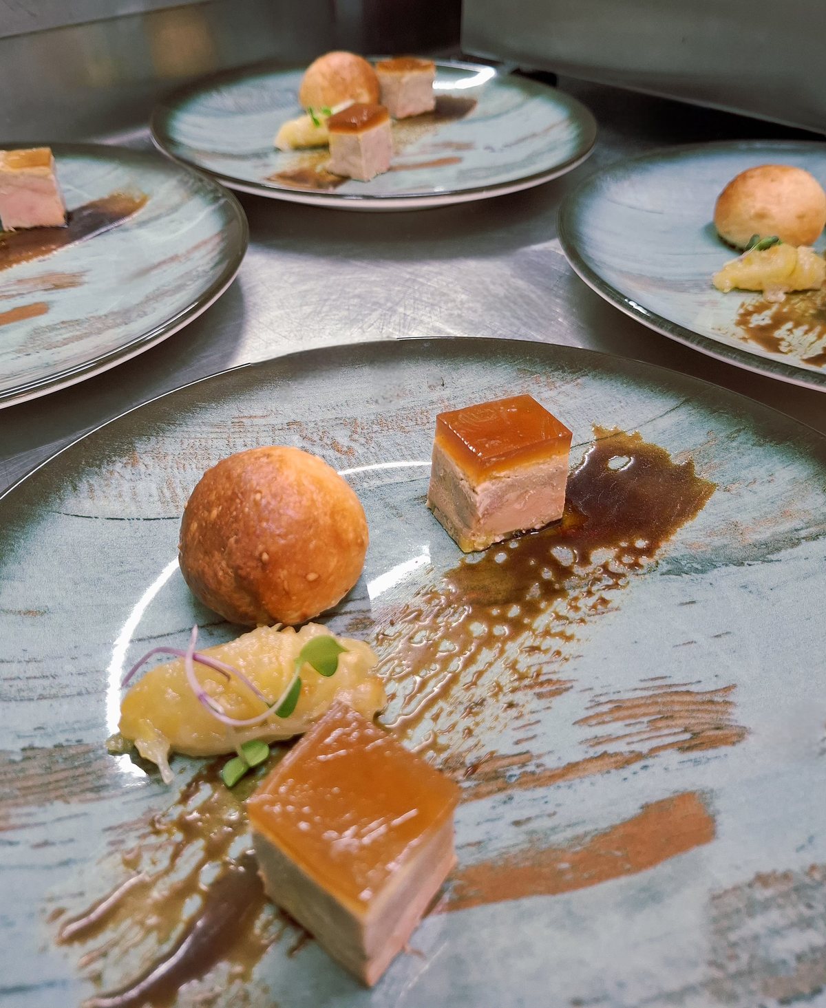Une assiette du menu, prête à partir en salle