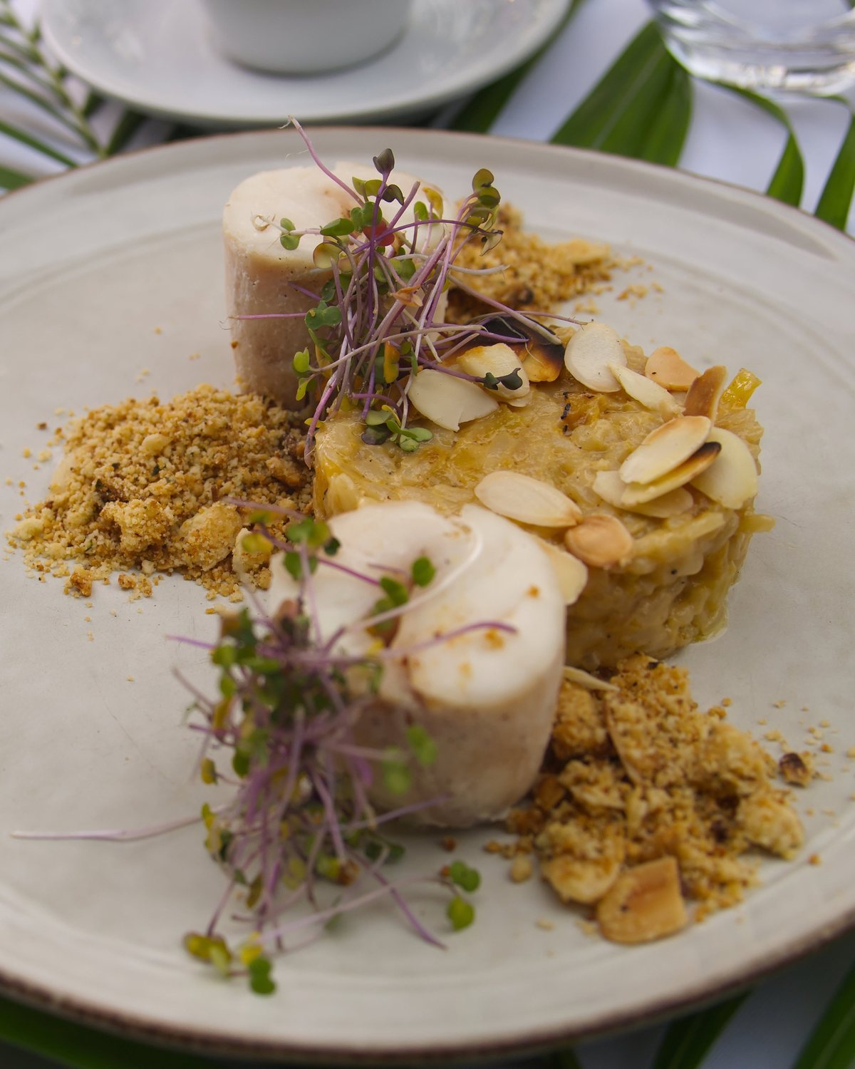 Un poisson, son risotto et un crumble d’amandes