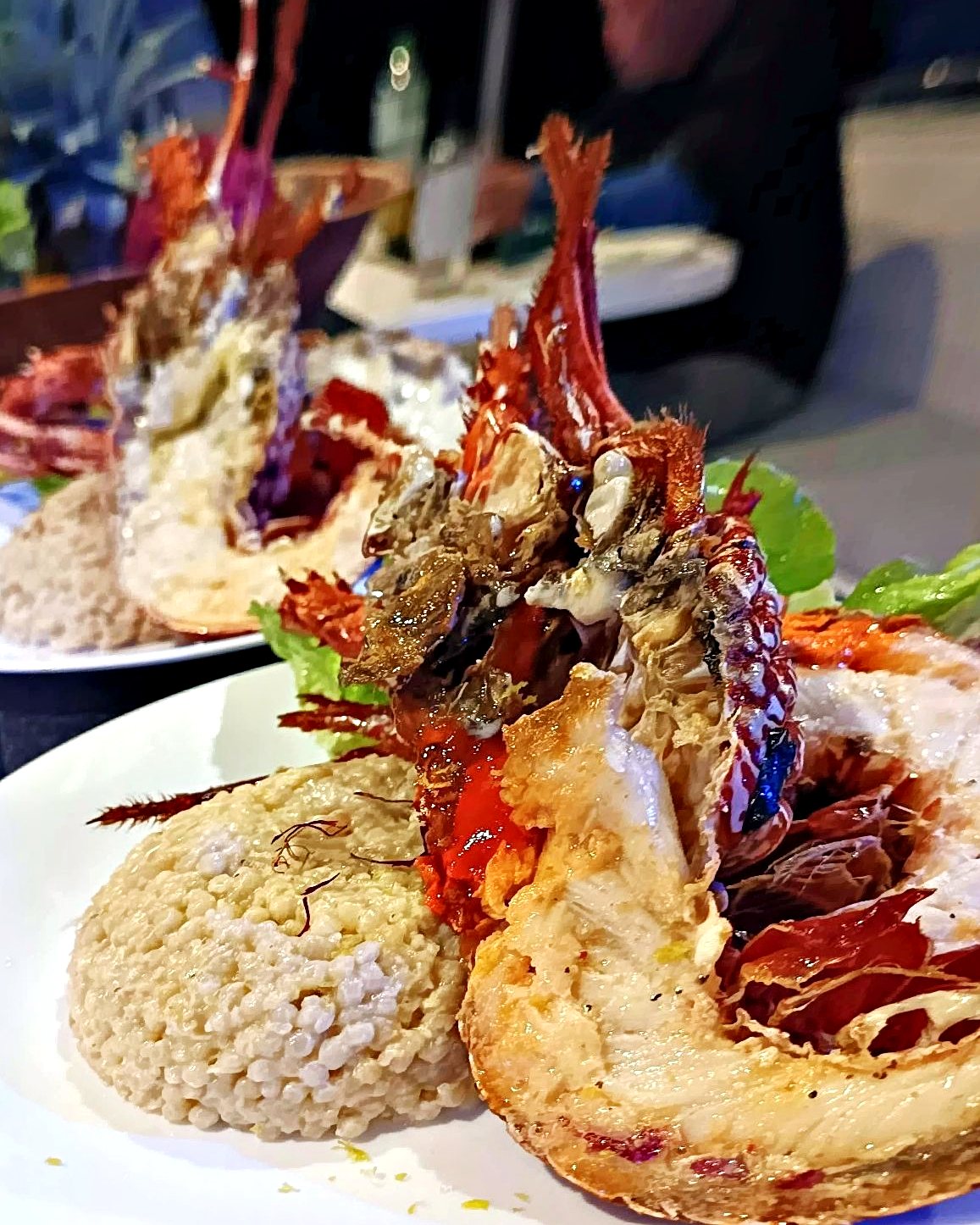 Une langouste grillée, servie à bord