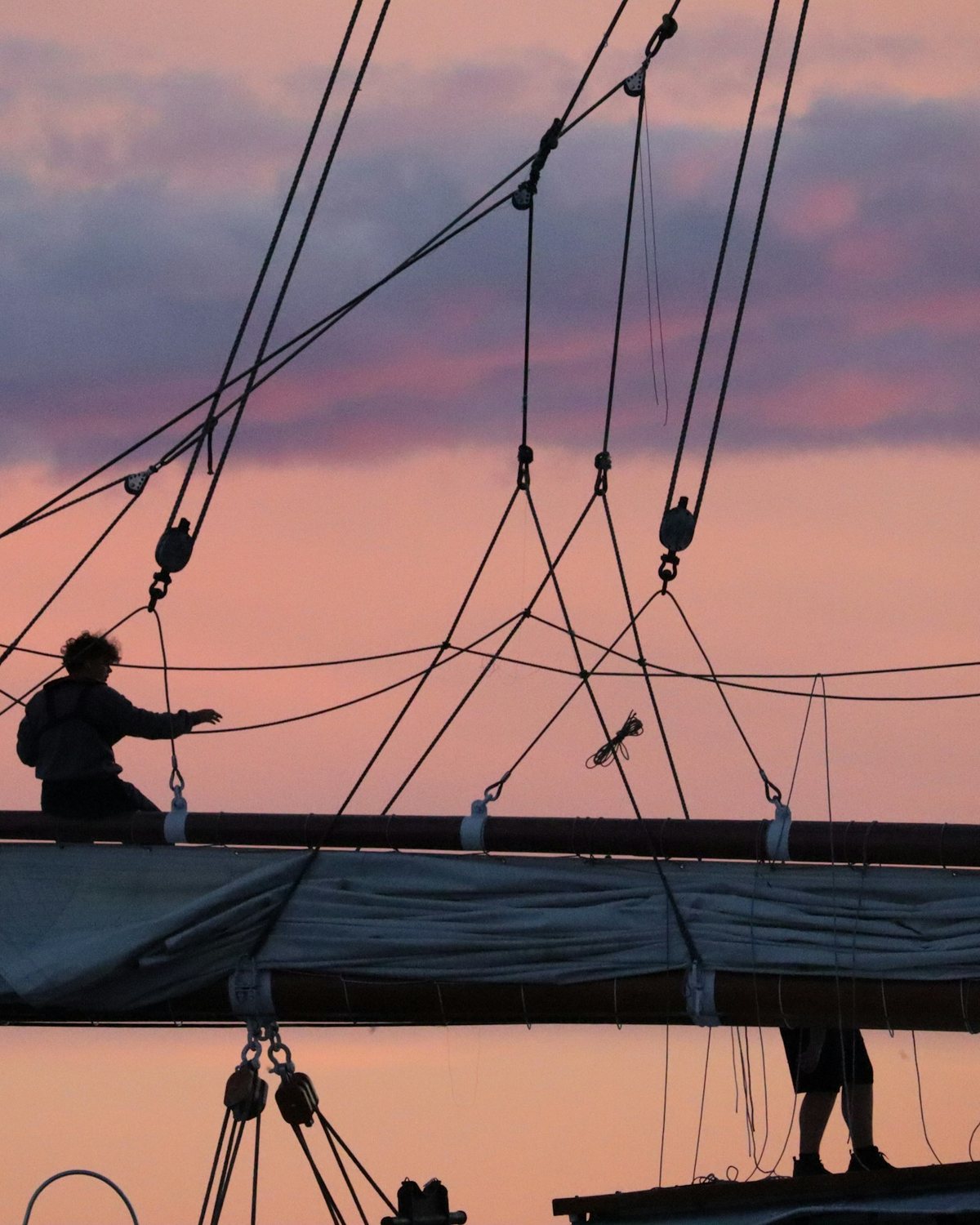 Le gréement d’un voilier au coucher du soleil
