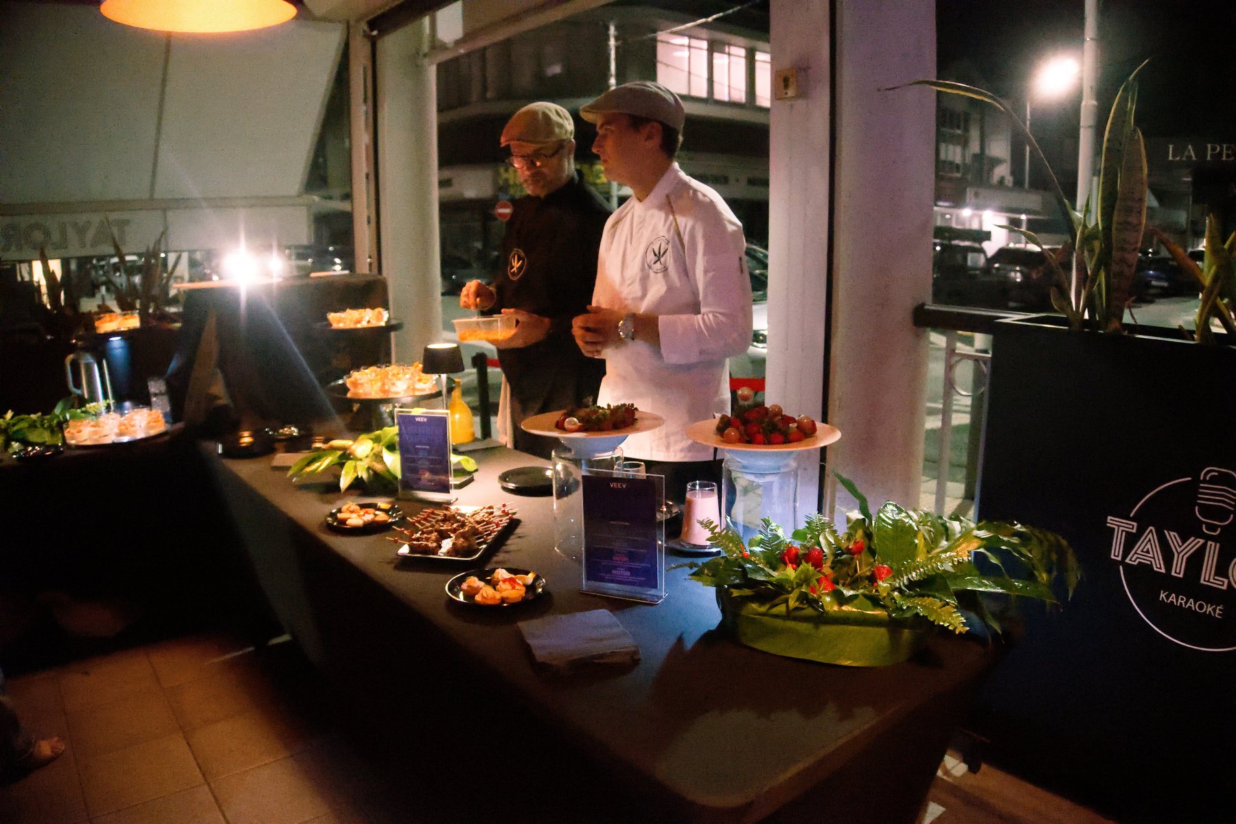 Wistan et l’équipe derrière le buffet