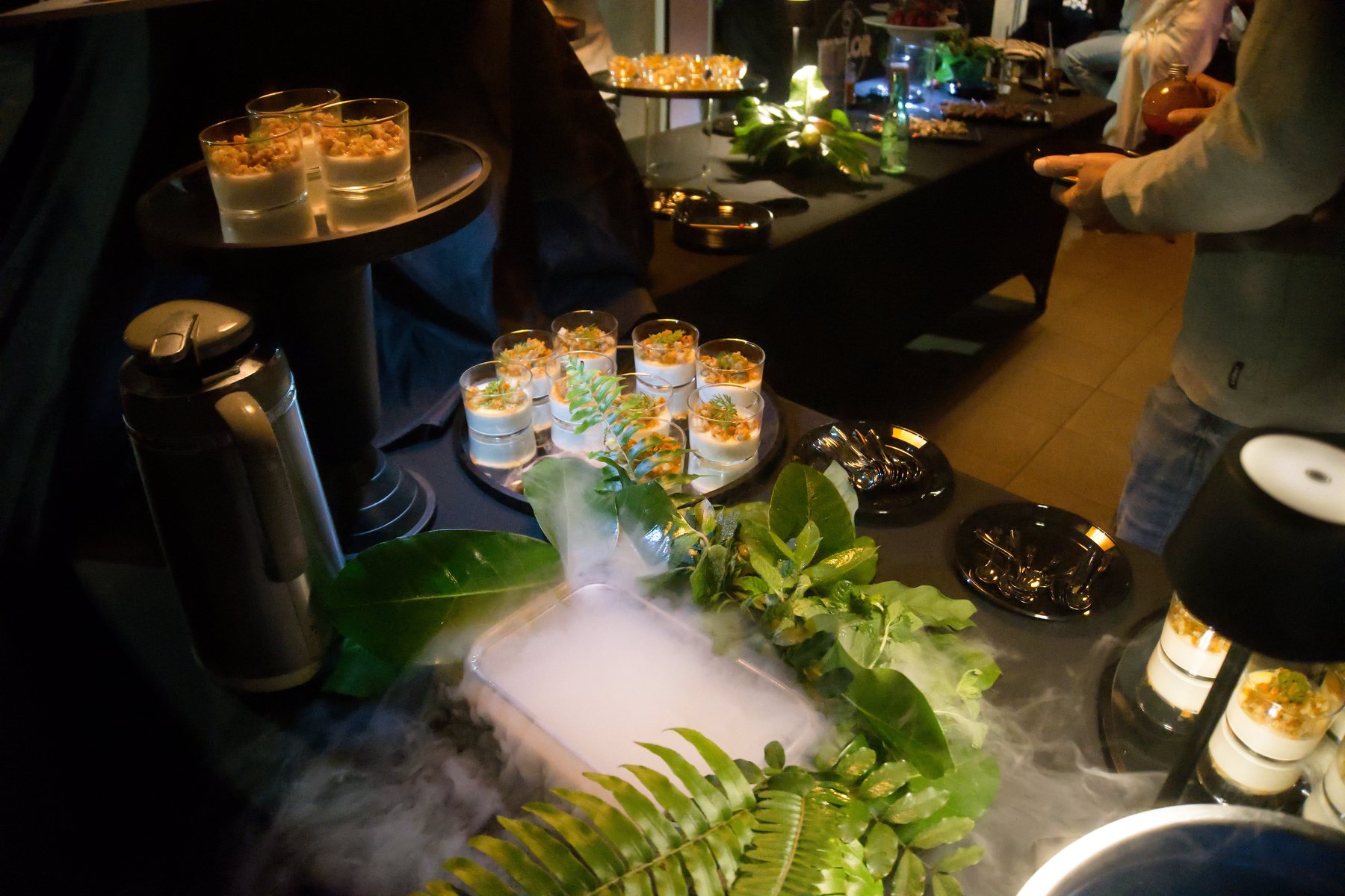Le buffet et son décor de feuillage